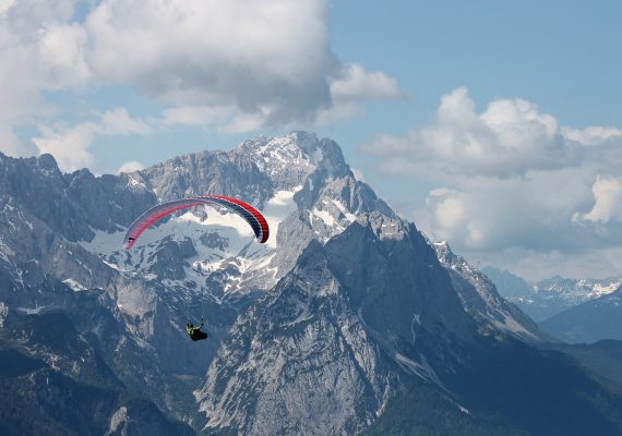 paraglider-2378548_1280-570x400